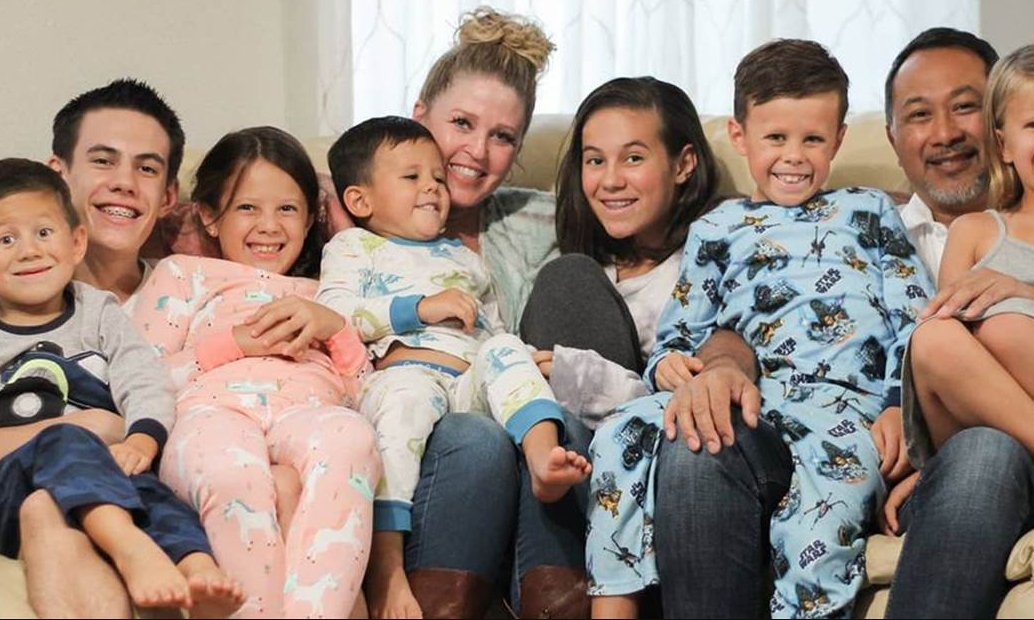Paar mit 5 Kindern adoptiert 7 Geschwister, die ein Jahr in einem Heim verbrachten, nachdem die Eltern bei einem Autounfall ums Leben kamen